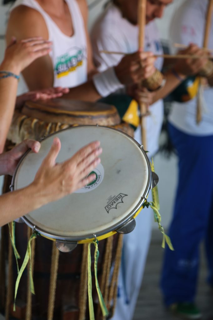 Foto capoeira: musicisti suonano strumenti tradizionali durante una roda